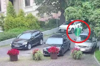 Ksiądz poświęcił auta zaparkowane na zakazie. Służby nie zdążyły z interwencją. „Cud patrona kierowców”