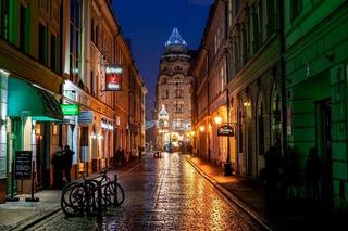 Idą święta! We Wrocławiu montują iluminacje. Na ulicach gwiazdy, śnieżynki i pająki 