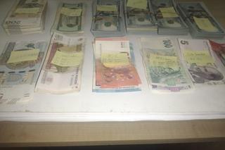 Młoda para zaatakowała niewinną kobietę. Policjanci z Rypina zabezpieczyli ogromne pieniądze