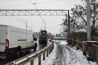 Wrocław pod śniegiem. Trudne warunki na drogach, korki, opóźnienia i awarie