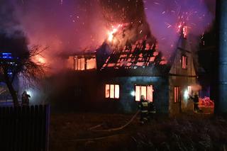 Małopolska: Drewniany dom płonął jak pochodnia. W środku znaleziono spalone ZWŁOKI