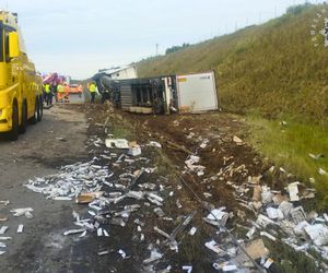 Wola Hankowska. Kraksa ciężarówki z busem na A1. Z tira wylał się potok czerwonej substancji