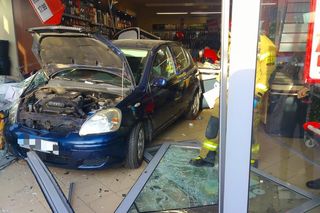 Senior wjechał do sklepu samochodem