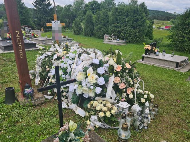 Barwinek. Grób 18-letniej Eweliny w morzu kwiatów i zniczy [ZDJĘCIA]