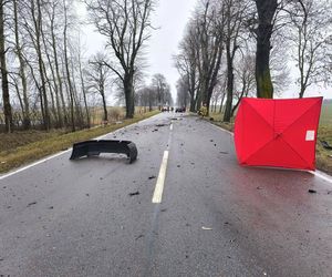 Z impetem wjechał w drzewo! Siła uderzenia rozerwała samochód