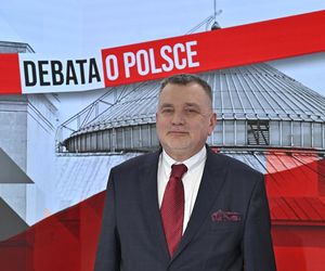 W czasie obrad Sejmu poseł przeglądał katalog z bronią