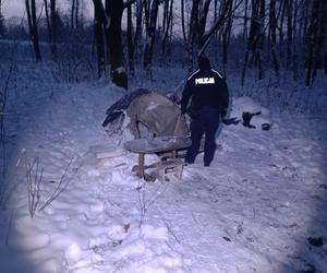 Tarnów. Dwaj bezdomni próbowali przetrwać mroźną noc w prowizorycznym namiocie