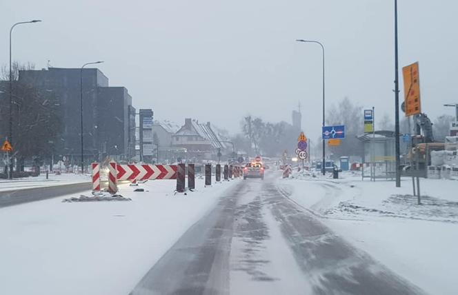 Zima zaatakowała w Olsztynie. Sypie śnieg, na drogach ślisko [ZDJĘCIA]