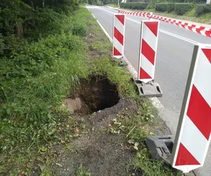 Trzy nowe zapadliska pojawiły się w Trzebini przy drodze do Olkusza. Przejazd zostanie zamknięty?