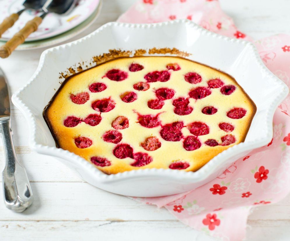 zapiekany serek wiejski z malinami