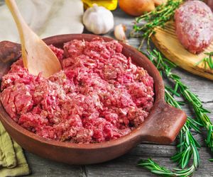 Mięso na mielone: jak przechowywać, aby zachowało świeżość przez kilka dni? [WIDEO]