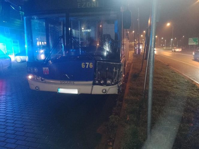 Bydgoszczanin ukradł autobus MZK. Wyjechał nim z miasta, po drodze rozbił cztery auta