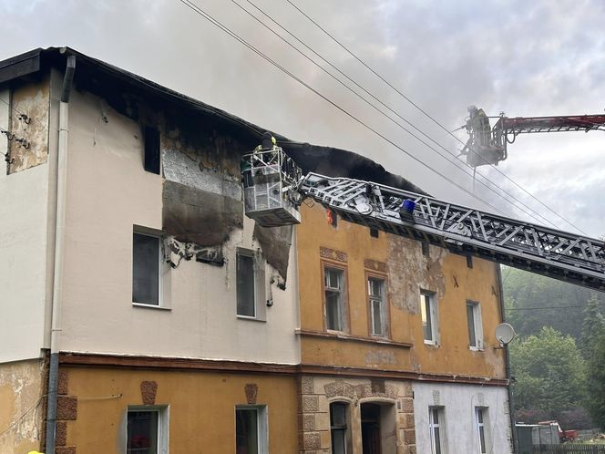 Dramatyczny pożar na Dolnym Śląsku. Mężczyzna ewakuowany przez okno, budynek doszczętnie zniszczony