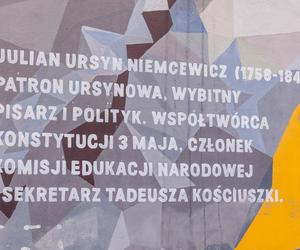 Murale ze sławnymi Polakami przy stacjach metra w Warszawie