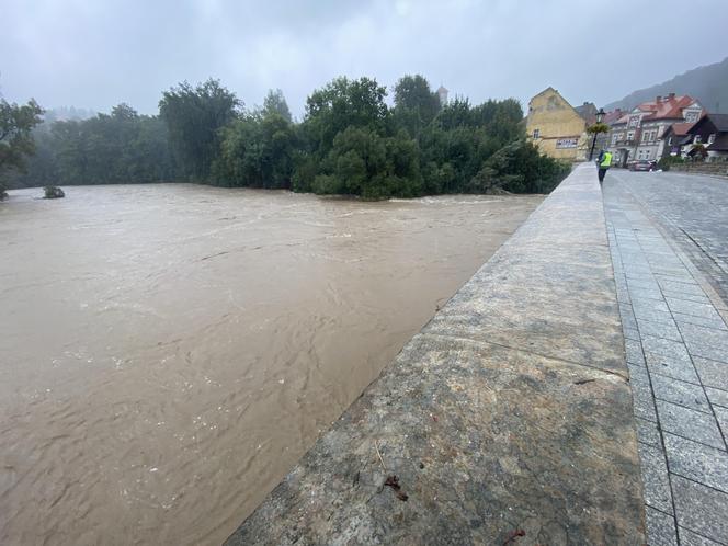 Bardo zatopione. Ulice toną, nie ma prądu, są problemy z siecią