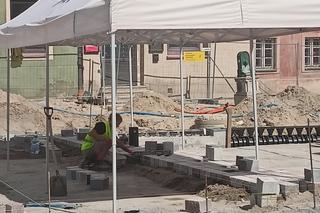 Kładą kostkę granitową na Starym Rynku w Poznaniu