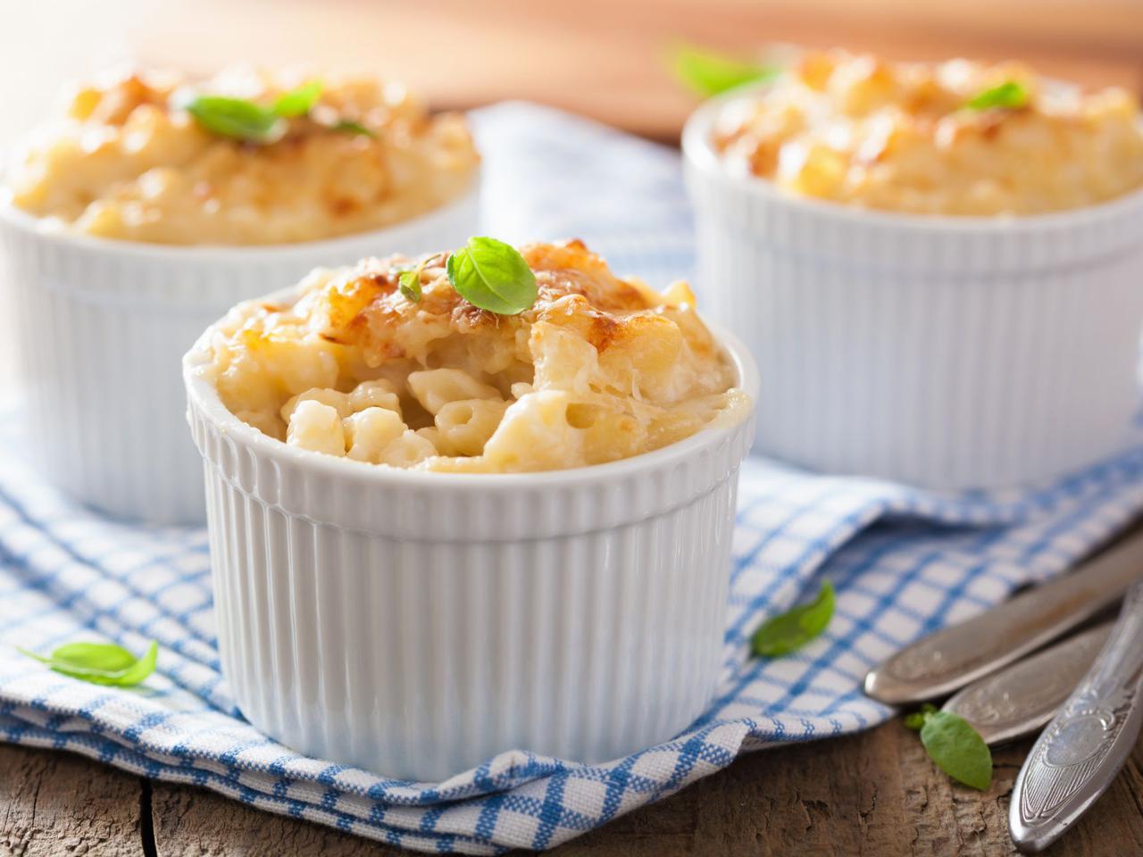 Makaron zapiekany z fetą, cebulą i parmezanem