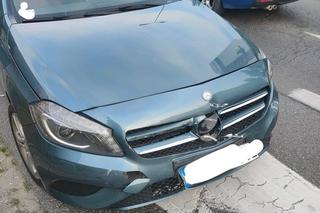 Groźne zderzenie w Krakowie. Samochód osobowy wylądował na przeciwległym pasie 