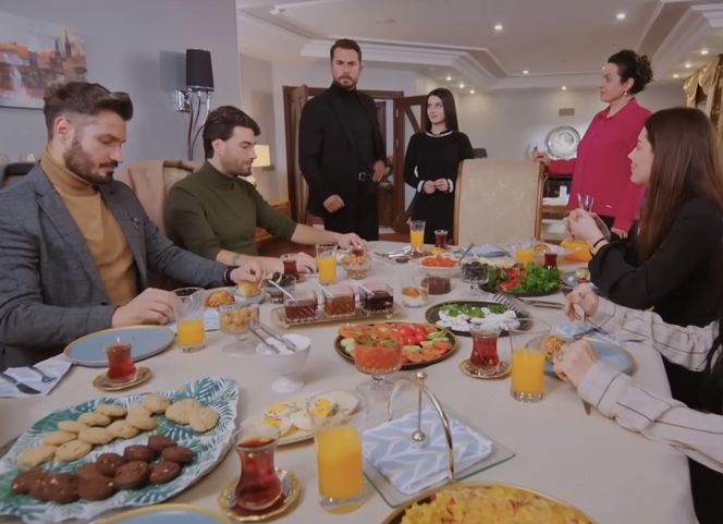 Miłość i nadzieja, odcinek 329: przyjaciele Kuzeya, Kuzey, Bahar, Cavidan