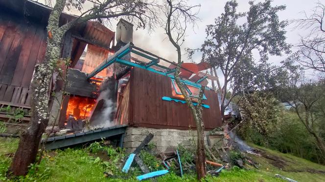 Drewniany dom płonął jak pochodnia! Właścicielka straciła cały dobytek życia