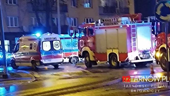 Zderzenie dwóch osobówek na rondzie w centrum Tarnowa