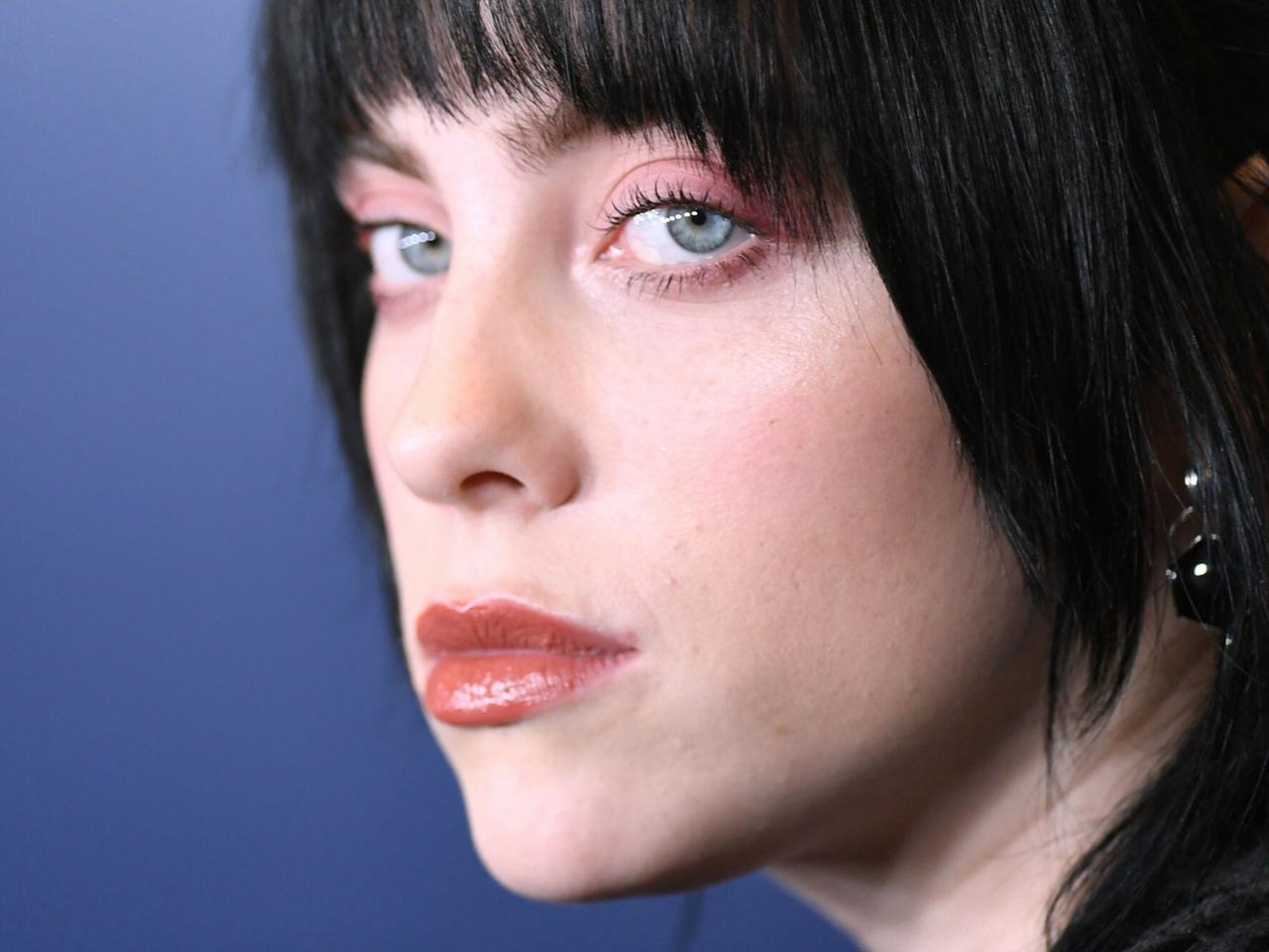 Billie Eilish cierpi na nieuleczalną chorobę. Jej objawy są widoczne gołym okiem