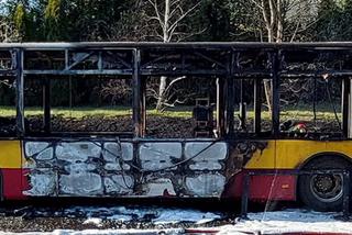 Autobus miejski spłonął doszczętnie na środku ulicy! Szok w Łodzi [ZDJĘCIA]