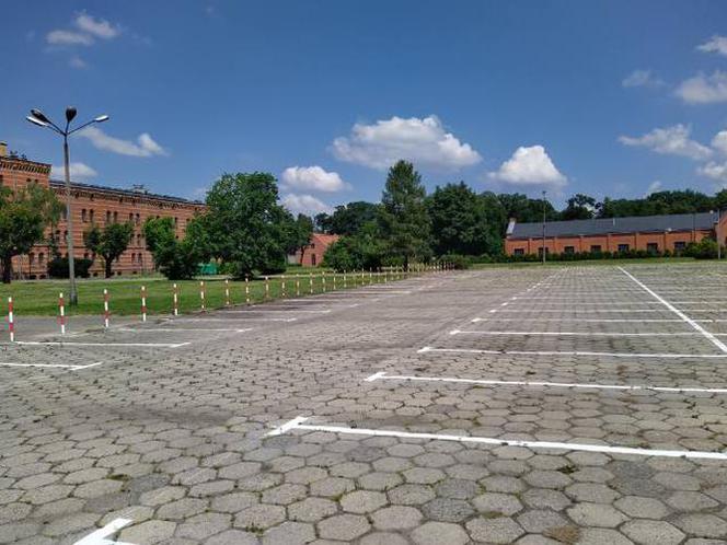 Zamiast przy dworcu zaparkujemy na Sobieskiego