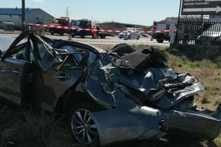 Tragiczny wypadek kierowcy bez uprawnień. W zmiażdżonym Infiniti zginął pasażer