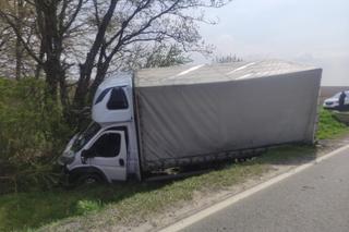 Śmiertelny wypadek pod Wrocławiem! Kierowca alfy romeo zginął w zderzeniu z tirem i busem 