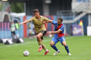 Ekstraklasa: Piast – Górnik 0:1. Ślady korków na łydce, Podolski nie dograł meczu, Plach zagrał piach