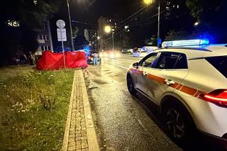 Osobowa toyota wjechała w słup, jedna osoba zginęła. Autem podróżowały dzieci