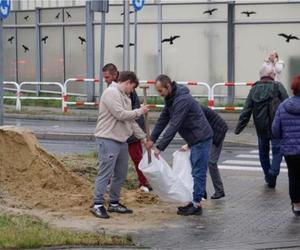 Powódź 2024. Trwa walka o kolejne miasta. Mieszkańcy ruszyli ratować wały