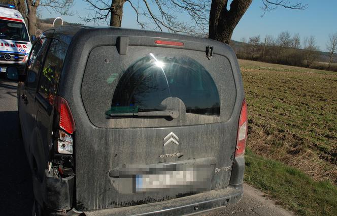 Niebezpieczny wypadek w Pomorskiem. 67-letni motocyklista zderzył się z dwoma autami