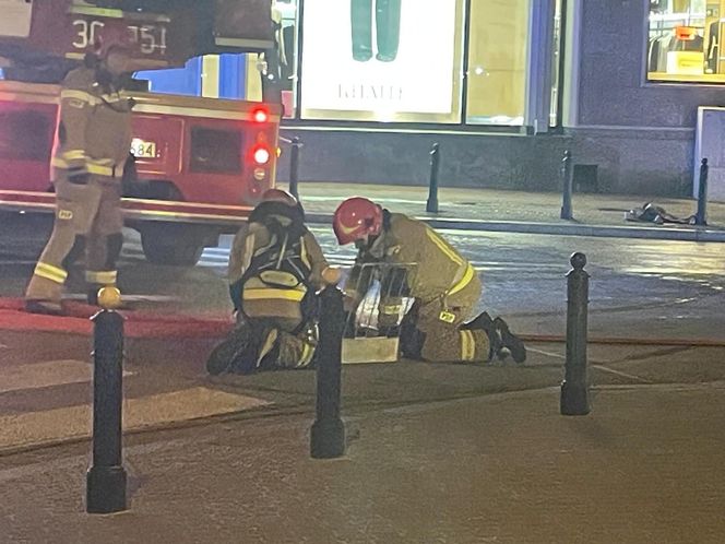 Pożar kamienicy w centrum Warszawy. Ranna kobieta. Dolała to do eko kominka