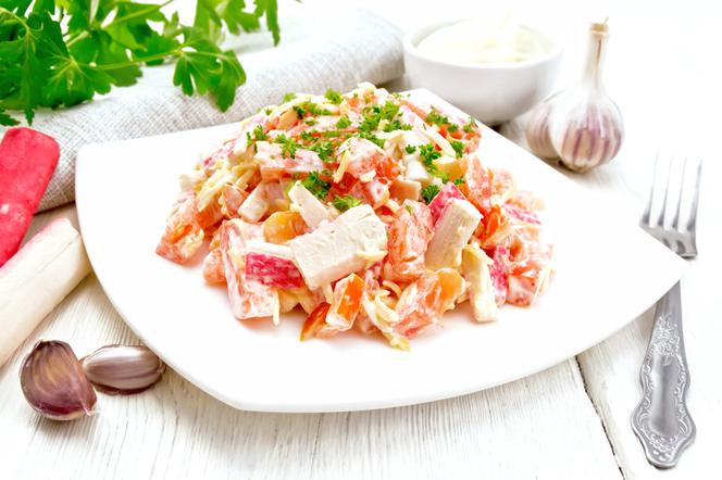 Doskonała sałatka z paluszków surimi: wystarczy 10 minut