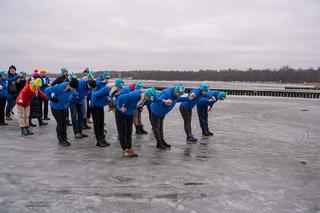 Ten taniec był wyjątkowy. Morsy z Giżycka zatańczyły poloneza… na lodzie [ZDJĘCIA]