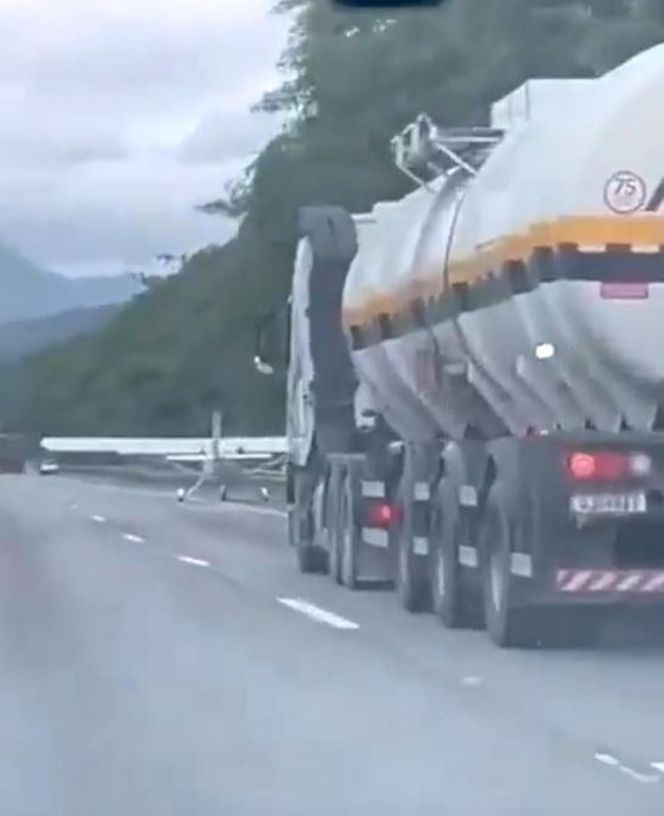 Samolot lądował na zatłoczonej trasie między autami! Wideo mrozi krew w żyłach