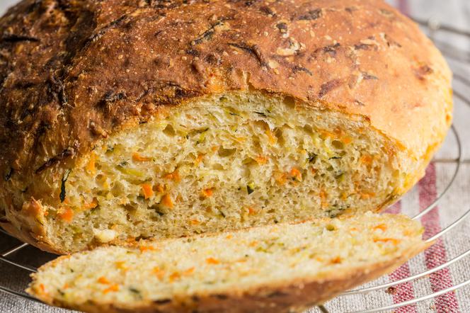 Pyszny chleb z marchewką i cukinią: przepis bez drożdży
