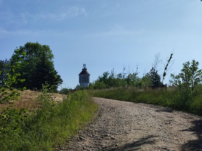 Prawie jak dom Muminków. Zabytkowa wieża na Mazurach zachwyca