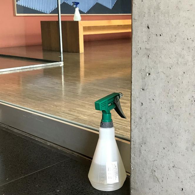 W siedzibie pracowni JEMS Architekci, jak w większości polskich biur, unosi się dziś przede wszystkim charakterystyczny zapach środków dezynfekujących