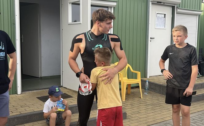 Damian płynie 100 km bez przerwy, aby pomóc Adasiowi!