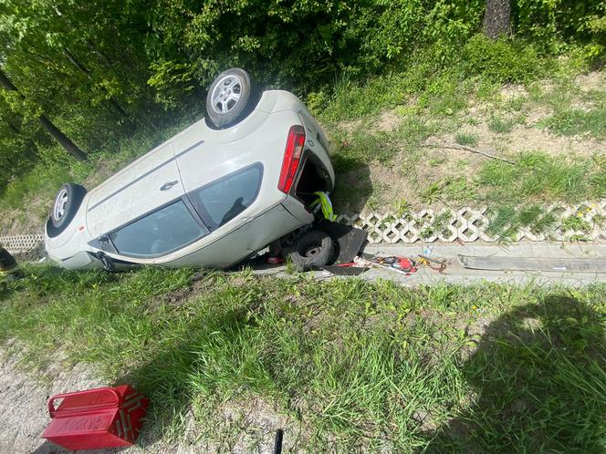 Ford zderzył się z mercedesem i dachował w rowie. Kraksa na Sądecczyźnie