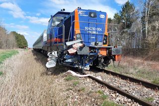 Pociąg pchał mazdę przez kilkaset metrów. Kobieta zginęła na miejscu