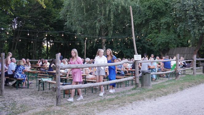 Sielanka na parkiecie w Muzeum Wsi Lubelskiej pod gołym niebem! Za nami kolejna potańcówka w rytmie miejskiego folkloru z Warszawy i Lwowa