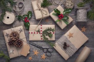 Pakowanie prezentów świątecznych. 11 pomysłów na ozdobnie zapakowany prezent [INSPIRACJE]