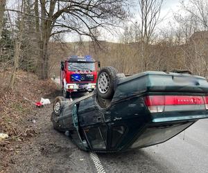 Miłkowa. Polonez caro nie poradził sobie na śliskim zakręcie. Wylądował na dachu