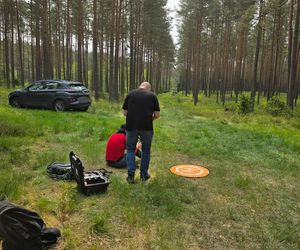 Makabryczne odkrycie w lesie. Najpierw samochód, potem ciało!