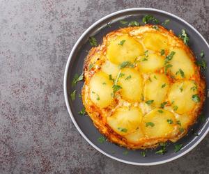 Wrzuć ziemniaki z dodatkami na patelnie. Idealny przepis na szybki i smakowity posiłek