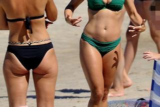 Kasia Cichopek z dziećmi nad morzem